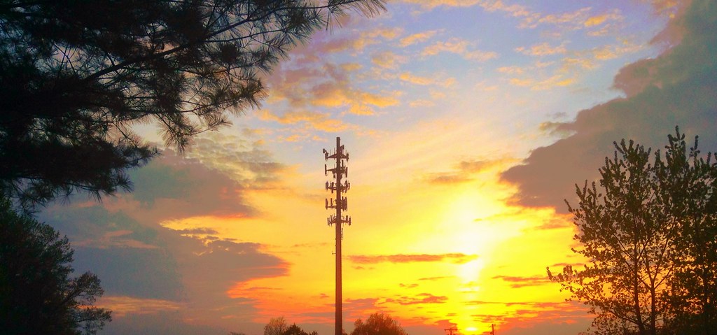 Torre de telefonia celular ao pôr do sol — infraestrutura de telecomunicações